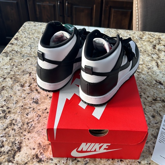 Athletic_Shoes